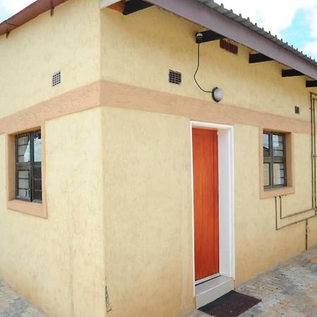 Pillacol Guest House Victoria Falls Exterior photo