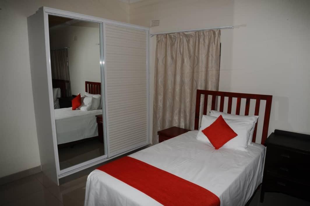 Pillacol Guest House Victoria Falls Exterior photo