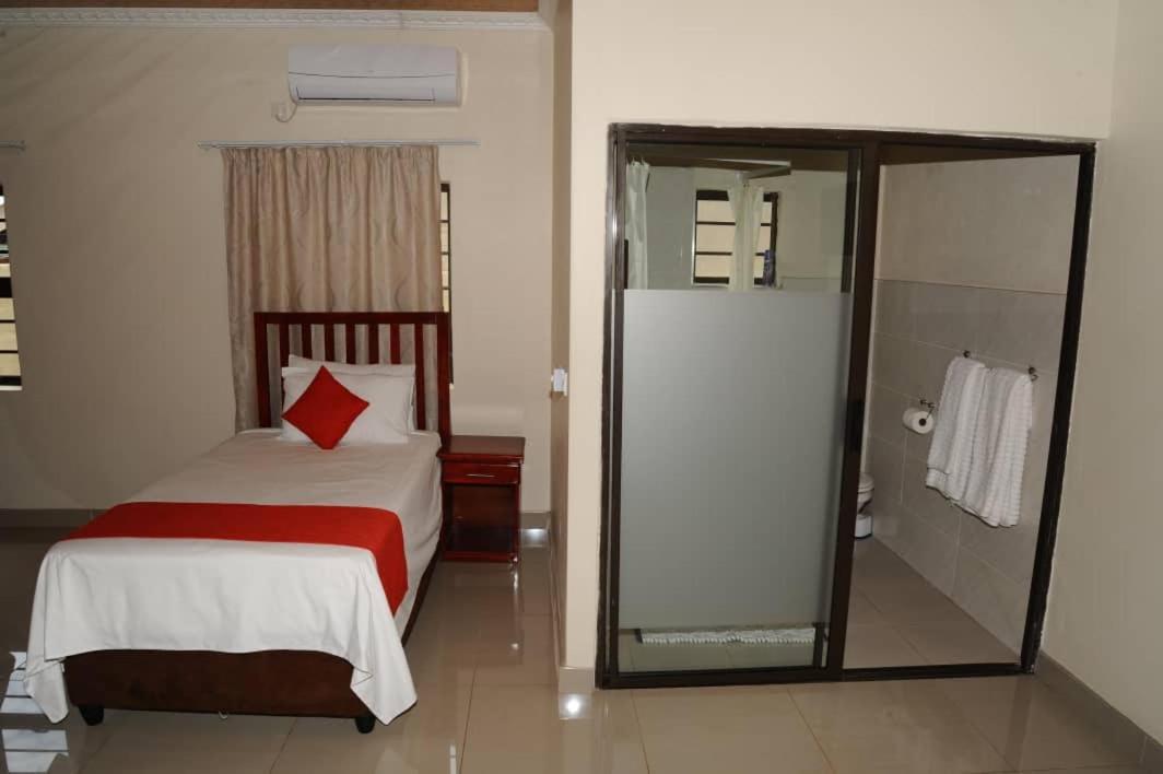 Pillacol Guest House Victoria Falls Exterior photo